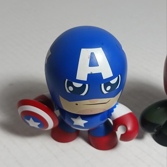 Hasbro Lot Of 2 Mighty Muggs Vinyl Figures Captain America & Red Skull 2011 - Picture 6 of 6